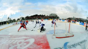 Hokejové utkání pod širým nebem