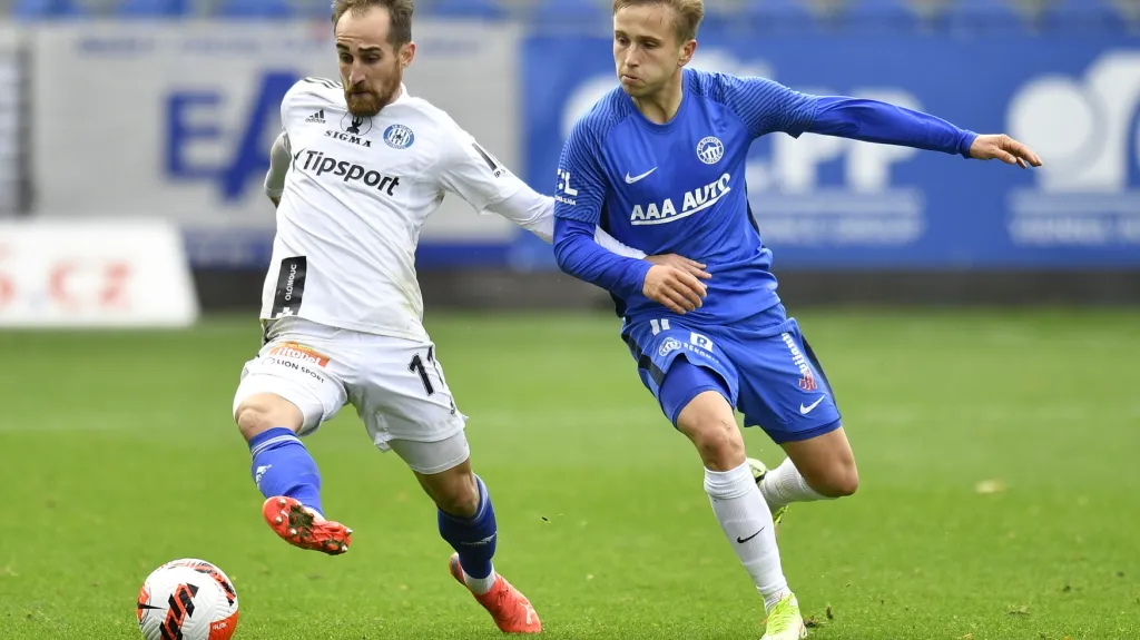 Pablo González (vlevo) v souboji s Christianem Frýdkem