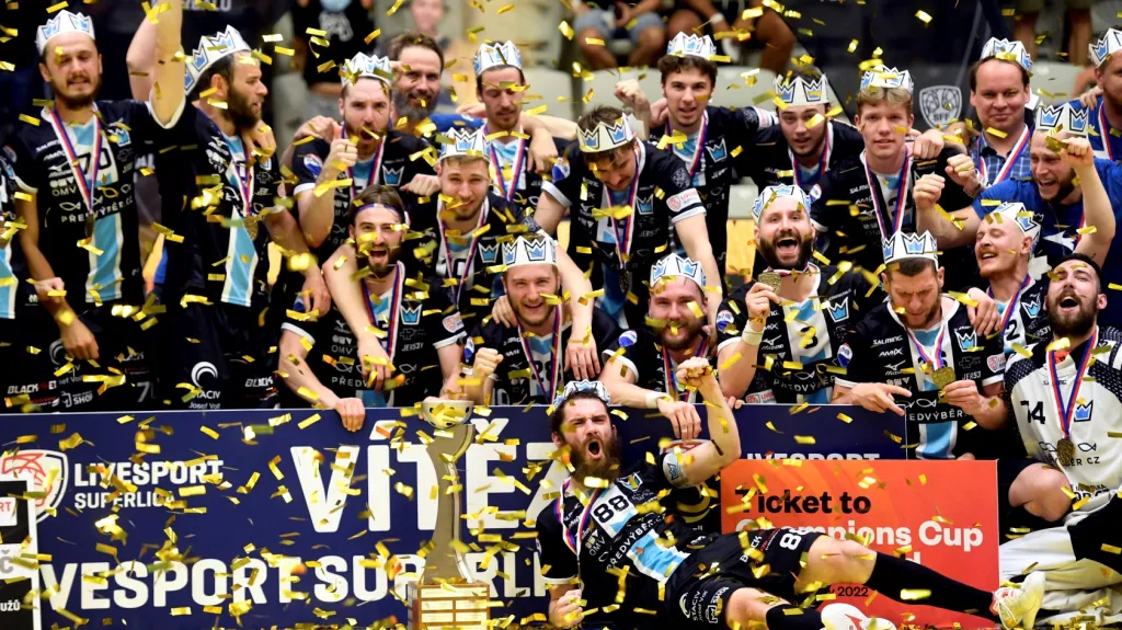 Florbalisté Mladé Boleslavi s pohárem pro vítěze superligy