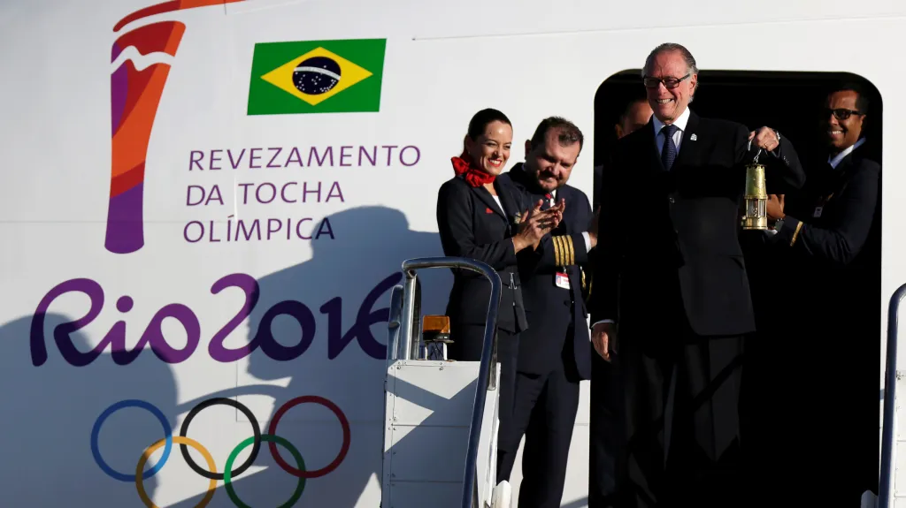 Olympijský oheň přiletěl do Ria