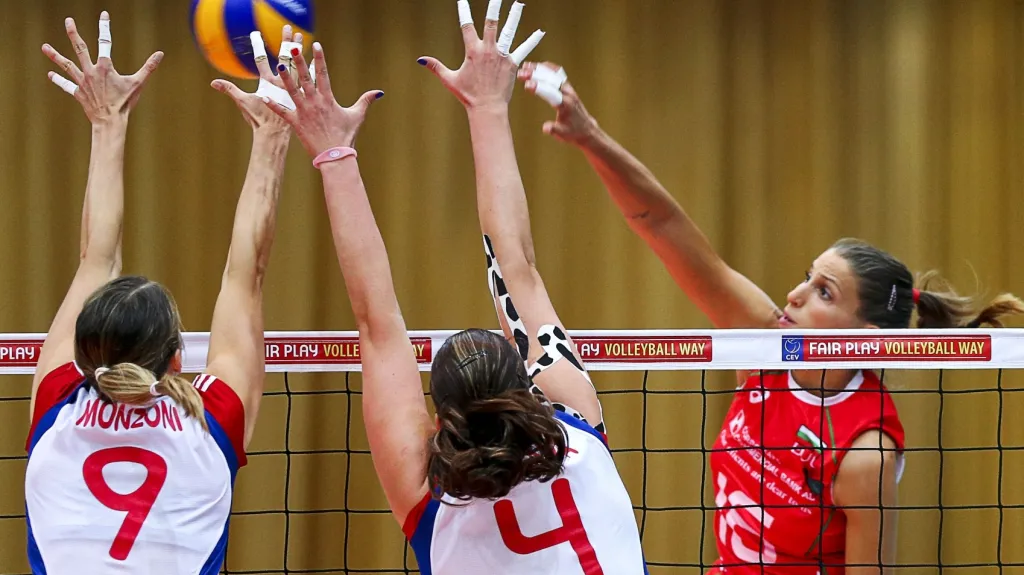 České volejbalistky blokují smeč Bulharek
