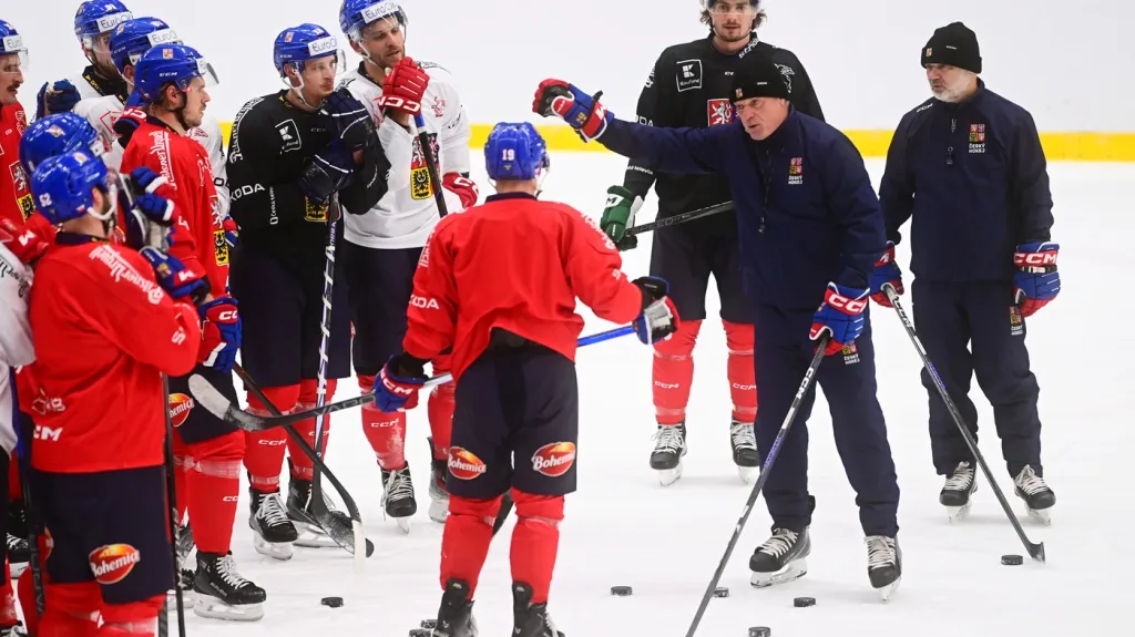 Trenér Radim Rulík vede trénink české reprezentace