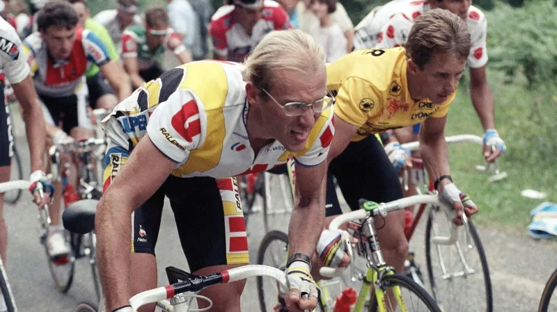 Laurent Fignon (vlevo) stoupá společne s Gregem LeMondem