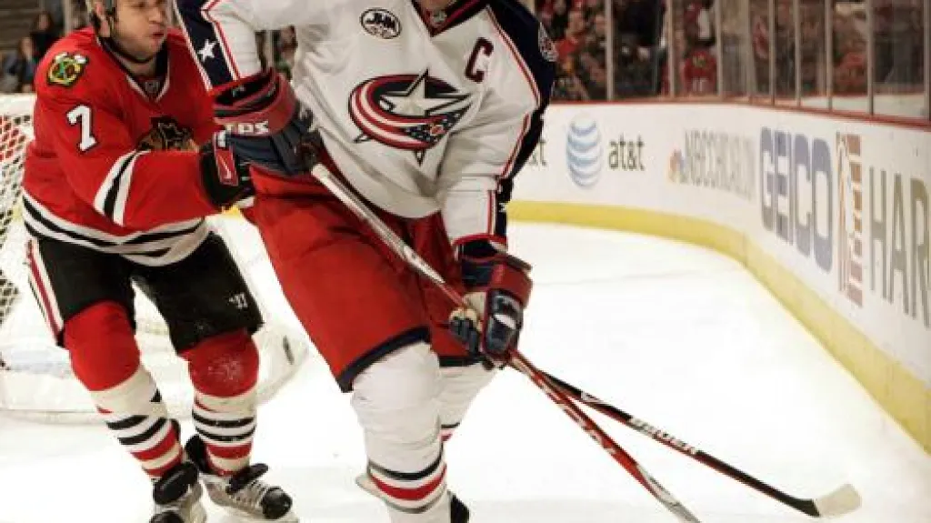 Rick Nash z Columbusu bojuje o puk s Brentem Seabrookem ze Chicaga.