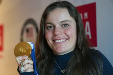 Breezy Johnsonová se zlatou olympijskou medailí