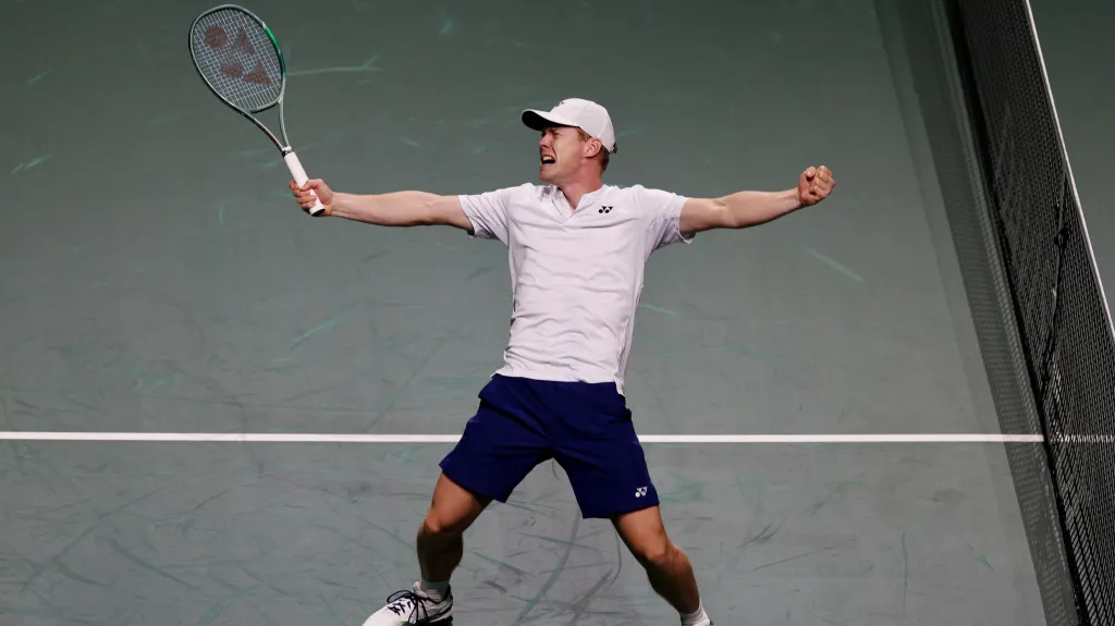 Fin Harri Heliövaara oslavuje výhru nad Kanadou 