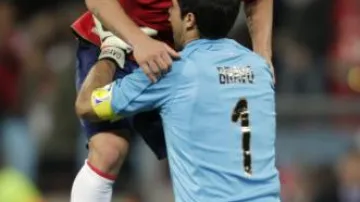 Gary Demel a Claudio Bravo