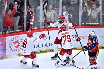 Třinecký obránce David Musil po trefě Pardubicím