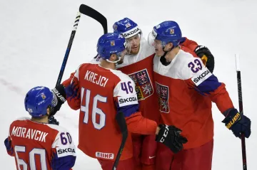 David Krejčí v objetí s Davidem Pastrňákem a Dmitrijem Jaškinem