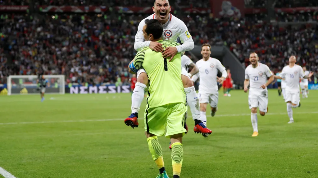 Claudio Bravo přijímá gratulace po penaltovém rozstřelu proti Portugalsku