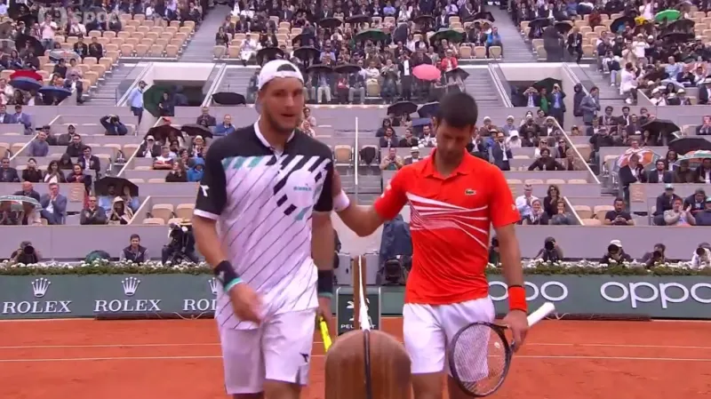 Jízda Djokoviče v Paříži pokračuje. Uspěl také Chačanov či Halepová