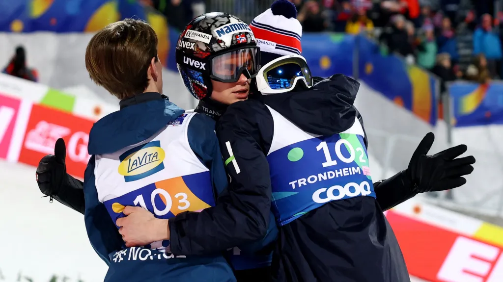 Emoce norských skokanů v čele s Mariusem Lindvikem