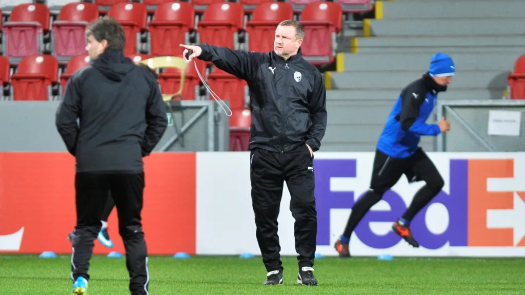 Pavel Vrba (uprostřed) na tréninku Viktorie Plzeň