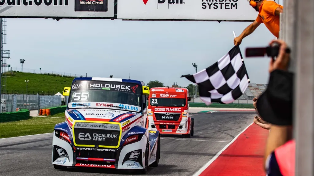 Český pilot Adam Lacko v závodě ME tahačů