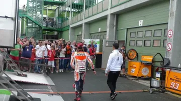 Marc Márquez, největší hvězda šampionátu, kráčí vstříc svým obdivovatelům