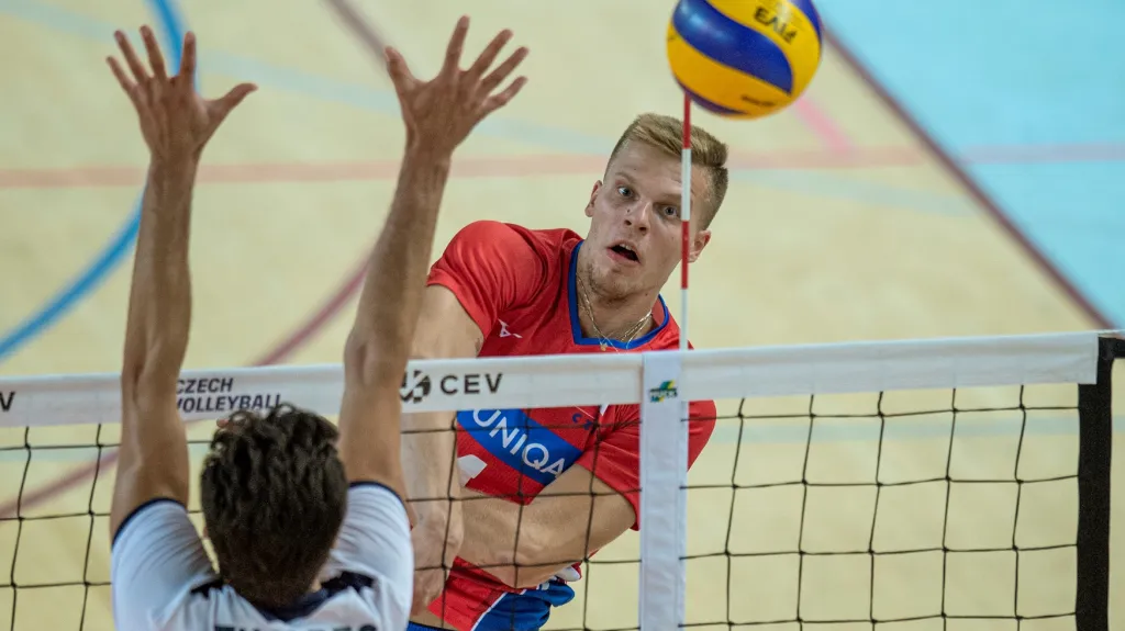 Donovan Džavoronok smečuje v dresu české reprezentace