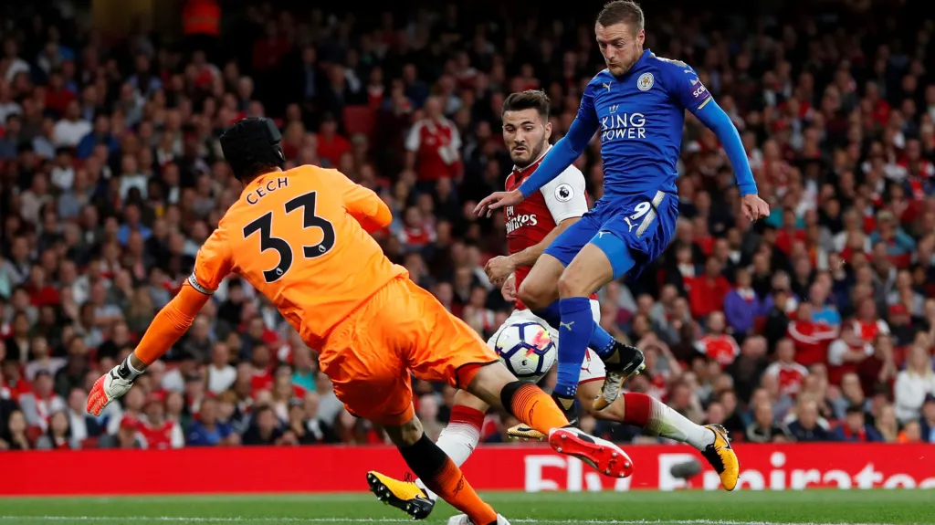 Petr Čech se snaží zabránit ve skórování Jamiemu Vardymu