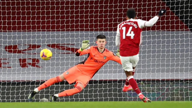 Aubameyang proměňuje penaltu proti Leedsu