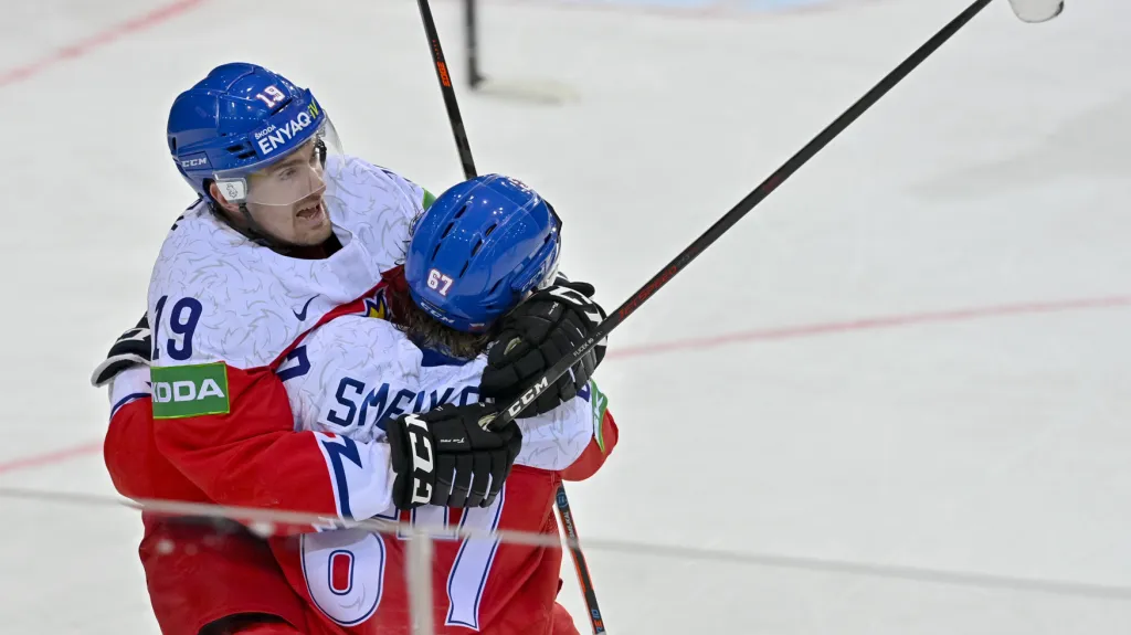 Jakub Flek se raduje s Jiřím Smejkalem