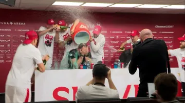 Hráči Slavie polili Jindřicha Trpišovského na TK šampaňským