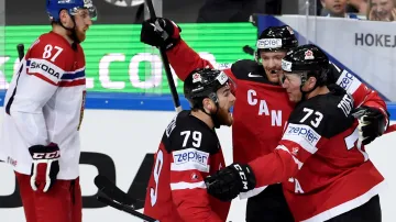 Hokejisté Kanady se radují ze vstřelené branky v utkání s Českem