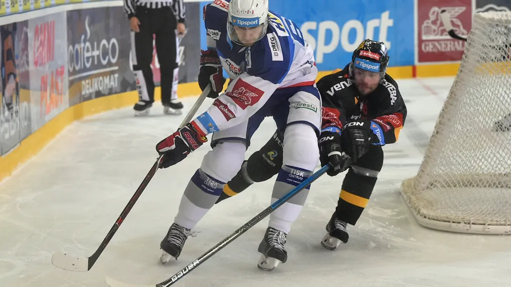 Obránce Juraj Mikuš v souboji s Jakubem Petružálkem