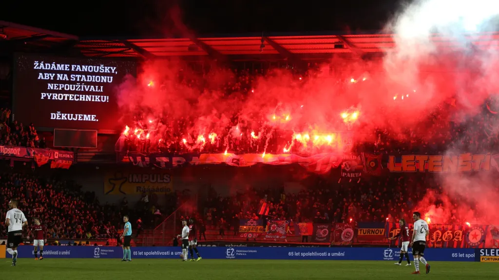 Fanoušci s pyrotechnikou během utkání Sparta - Plzeň