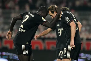 Harry Kane oslavuje srovnávací gól s Dayotem Upamecanou