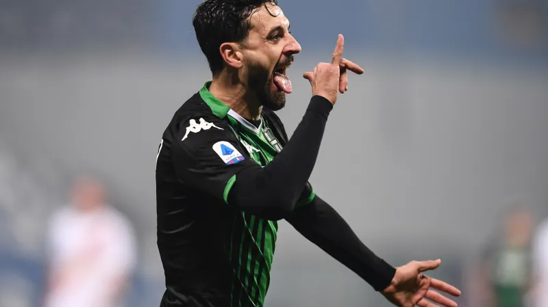 Francesco Caputo ze Sassuola oslavuje gól v utkání proti AS Řím