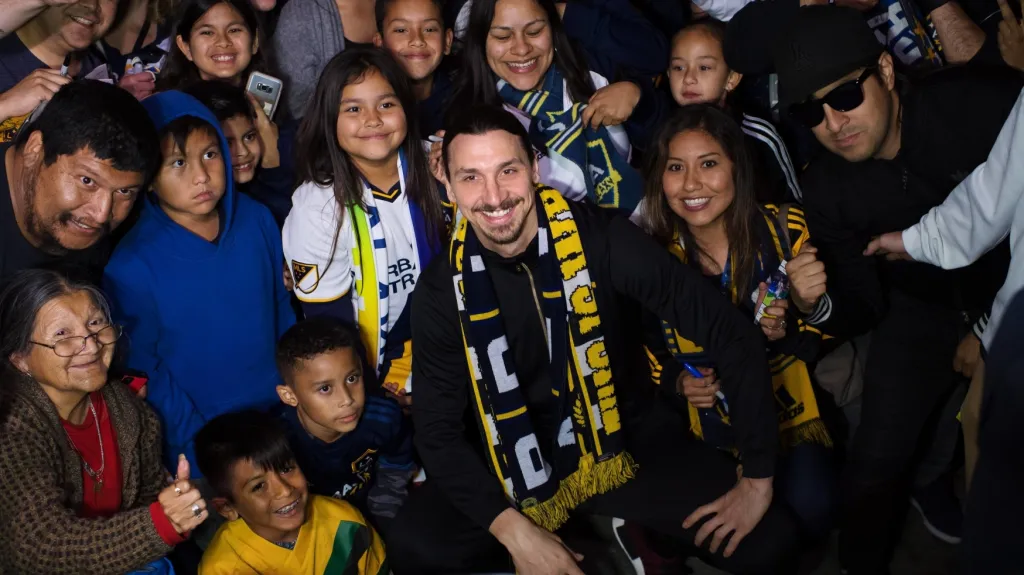 Zlatan Ibrahimovic v obležení fanoušků LA Galaxy