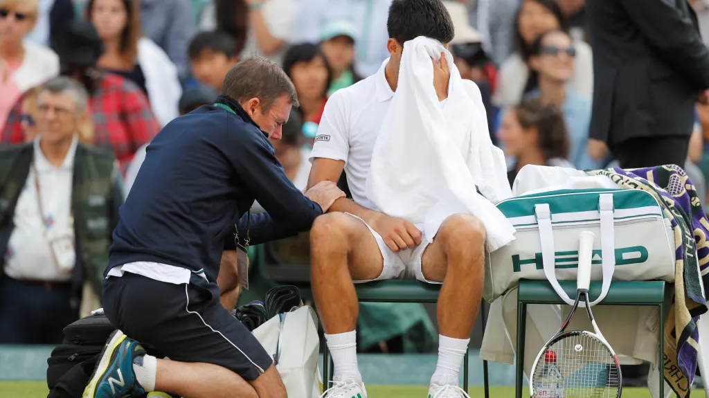 Novak Djokovič se trápí se zraněným loktem