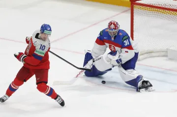 Roman Červenka překonává Samuela Hlavaje