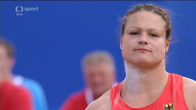 Vítězný pokus Němky Christiny Schwanitzové ve vrhu koulí