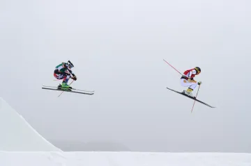 Nikol Kučerová (vlevo) v osmifinále olympijského skikrosu