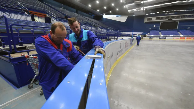 Technici připravují mantinely v ostravské ČEZ Aréně