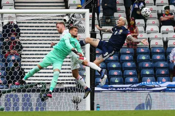 Brankář Tomáš Vaclík v akci v utkání ME