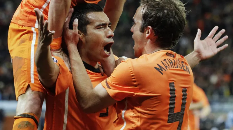 Slavící Giovanni van Bronckhorst (uprostřed)