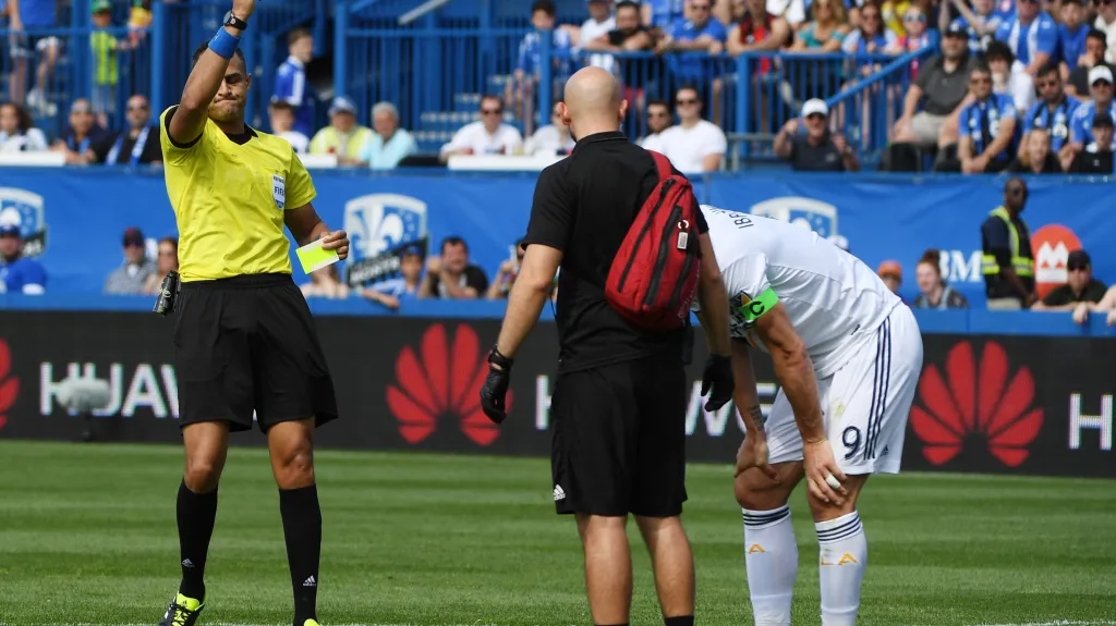 Rozhodčí Elfath ukazuje Ibrahimovicovi červenou kartu