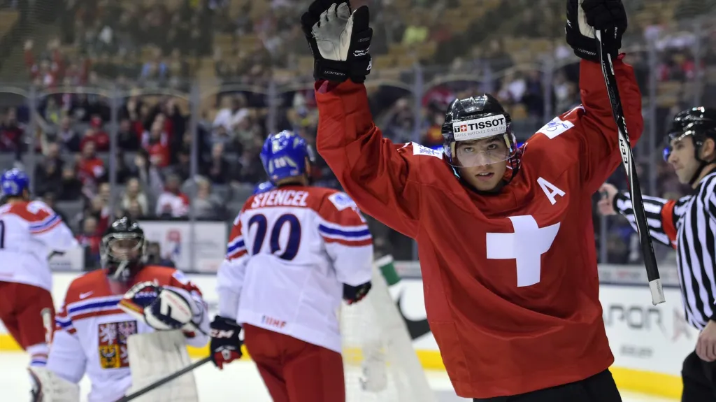 Švýcar Kevin Fiala slaví gól v síti české dvacítky