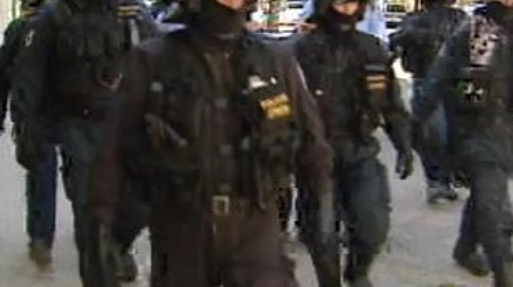 Policejní těžkooděnci