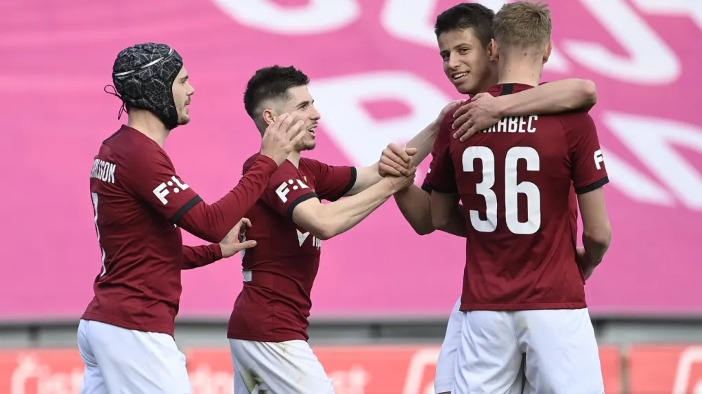 Fotbalisté Sparty v čele s Adamem Hložkem oslavují gól