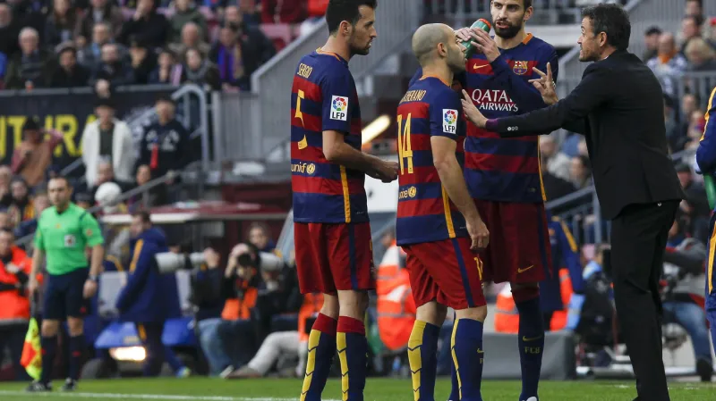 Hráči Barcelony s trenérem Luisem Enriquem