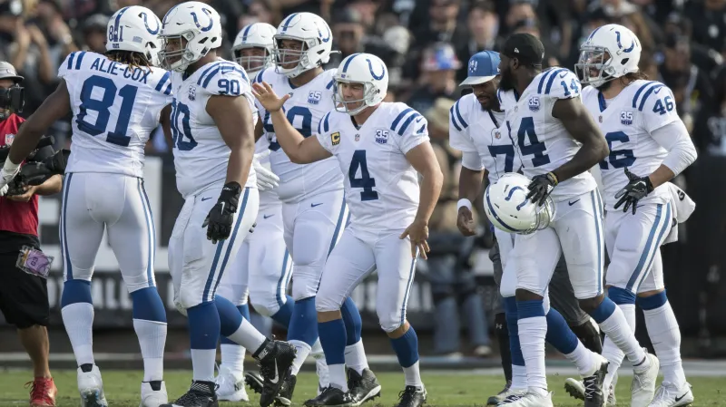 Adam Vinatieri přijímá gratulace spoluhráčů