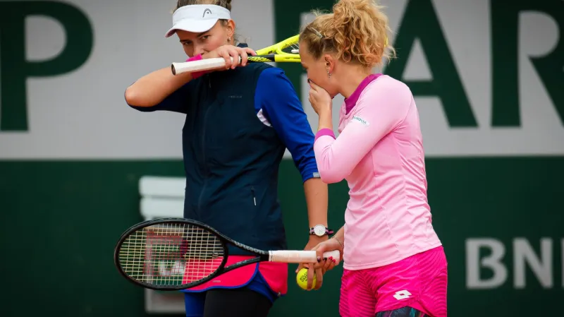 Krejčíková a Siniaková jsou v Paříži v semifinále čtyřhry