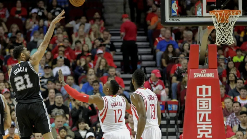 Tim Duncan střílí přes Dwighta Howarda, přihlíží James Harden