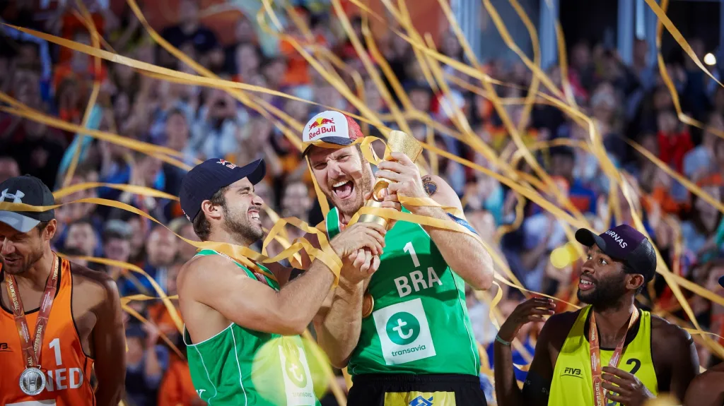 Slavící mistři světa v plážovém volejbalu z Brazílie