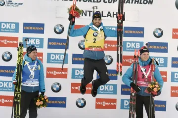Martin Fourcade (uprostřed) se raduje z vítězství ve stíhačce SP