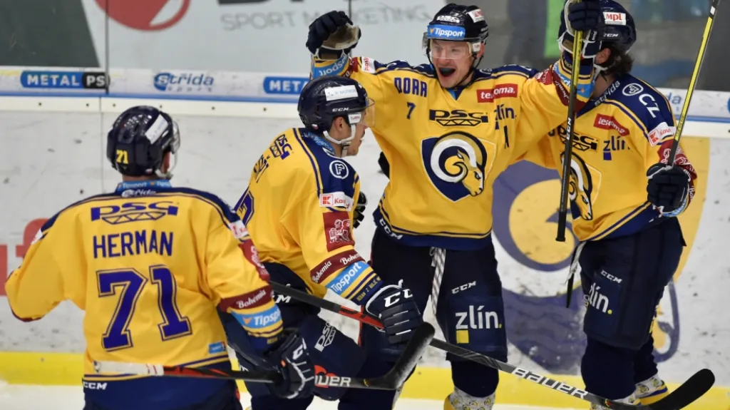 Zlínští hokejisté slaví gól