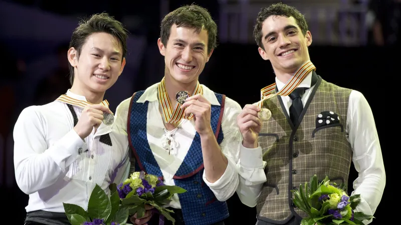 Zleva: Dennis Ten (stříbro), Patrick Chan (zlato) a Javier Fernández (bronz)