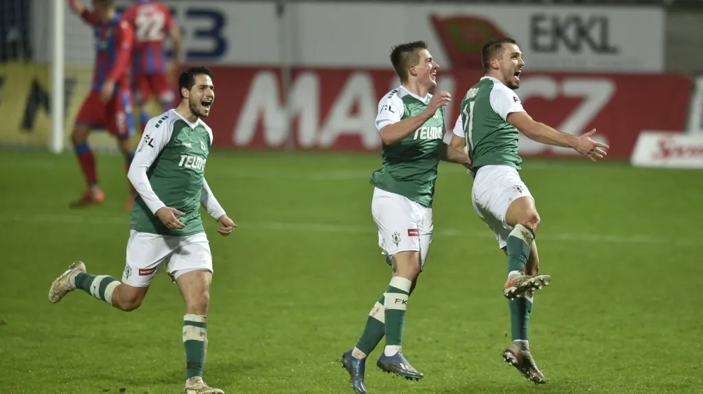 Tomáš Ladra (vpravo) z Jablonce slaví gól v síti Plzně